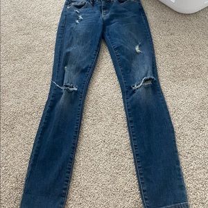 Gap true skinny 26R dark wash with rips